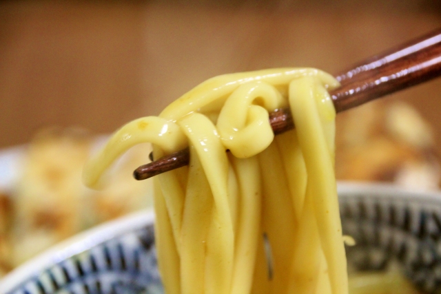カレーうどんの箸上げの様子